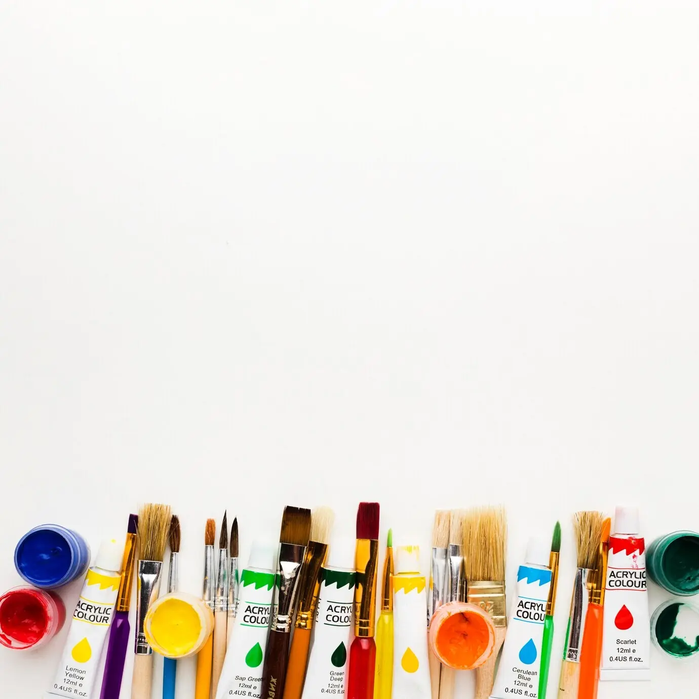 Sortiment aus Büschen und Farbe, mit Platz für Text.