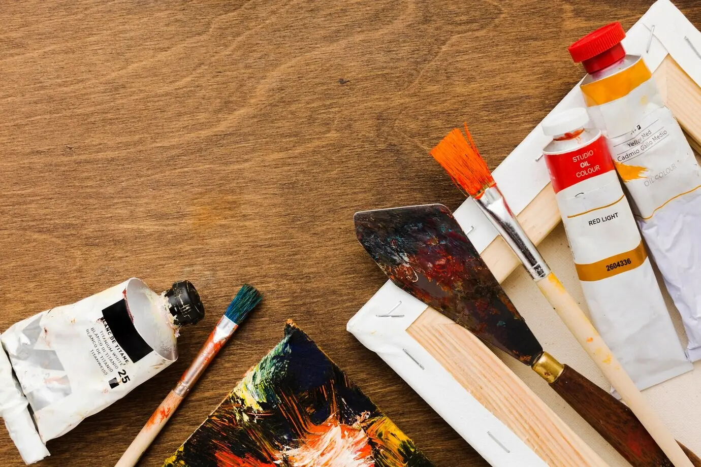 Schmutzige Malwerkzeuge und Aquarelltuben