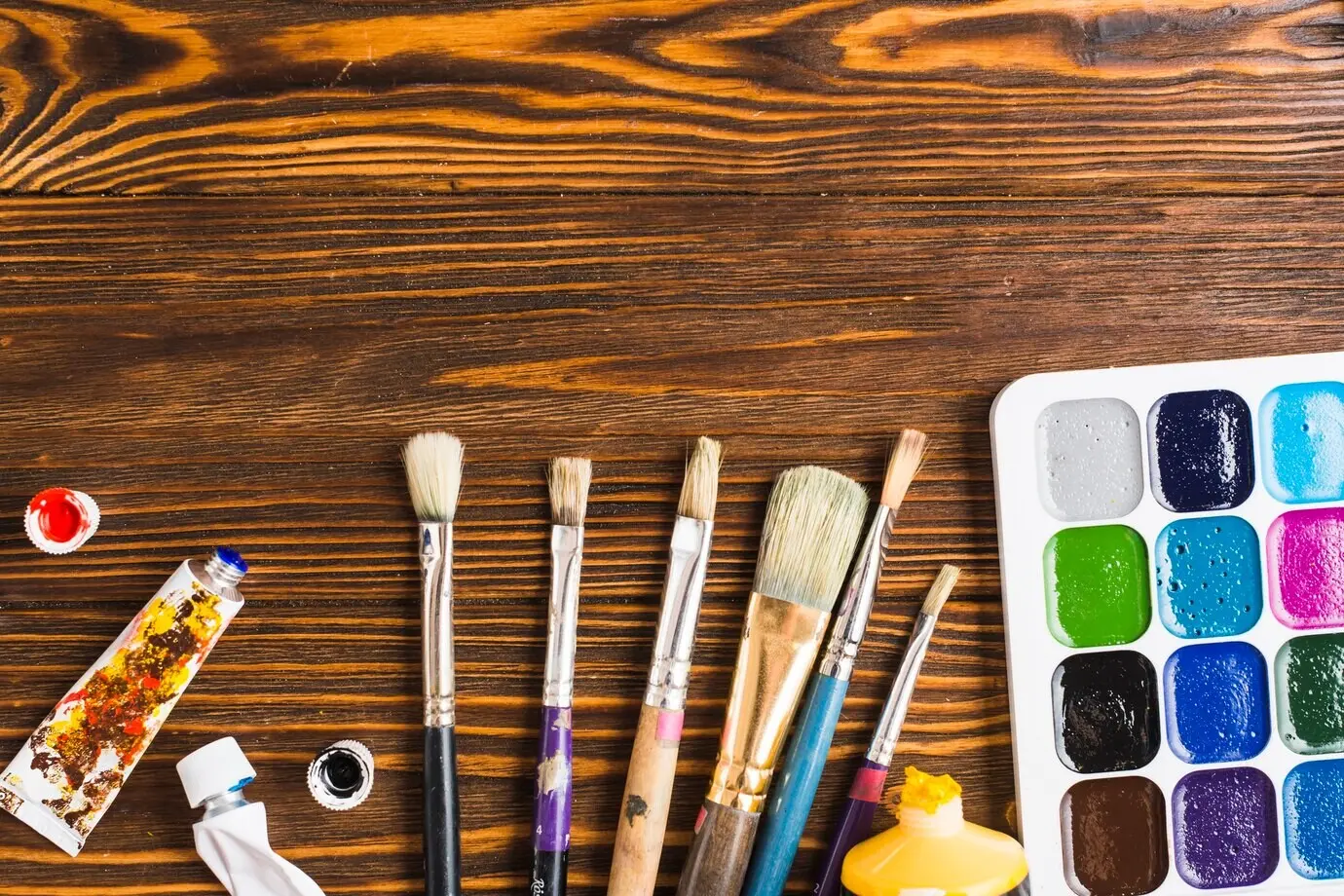 Pinsel und Farben auf einem Tisch
